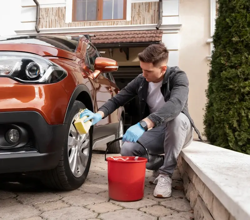 Lavage auto à domicile Ronsenac : professionnel intervenant sur un véhicule